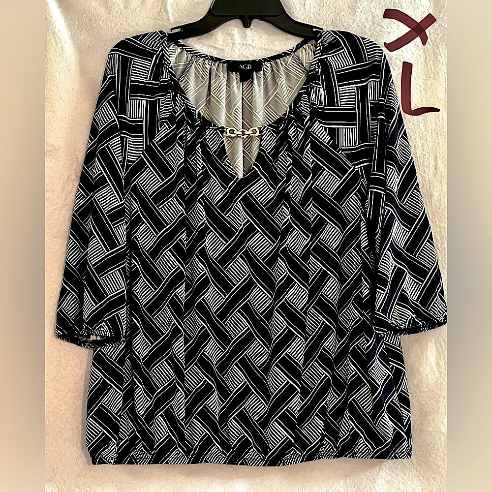 LADIES NAVY BLUE & WHITE TOP WITH A METAL NECKLINE